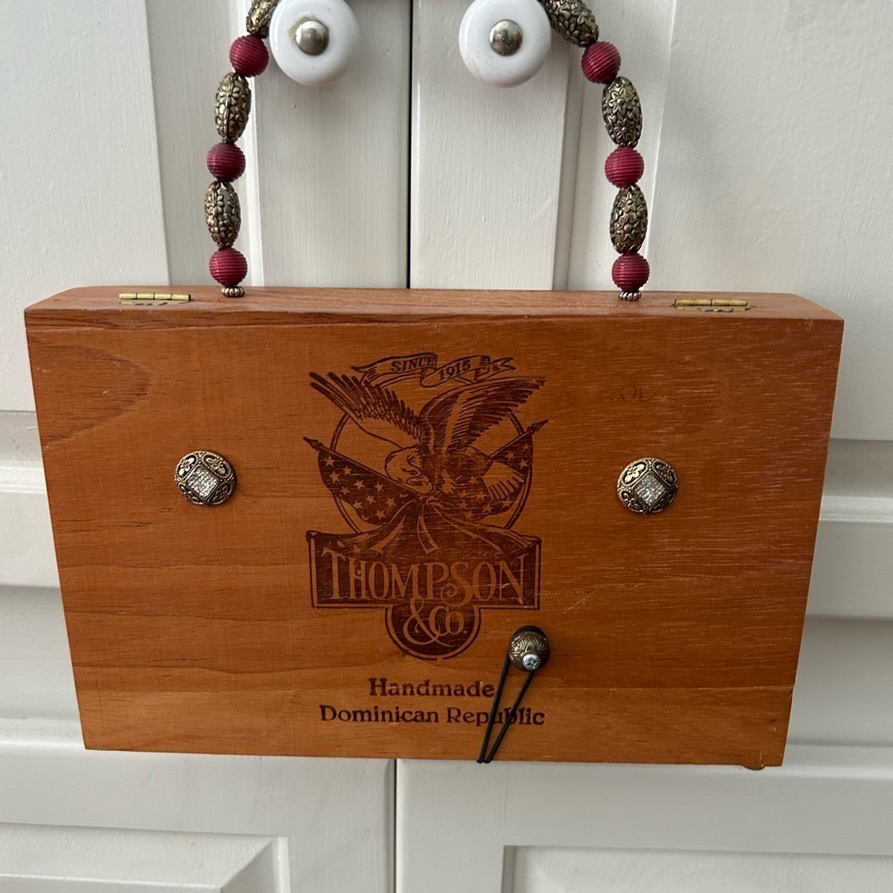 🎀 Vintage Wizard of Oz Cigar Box Purse – Dorothy & Glinda Beaded Handle - Picture 2 of 5